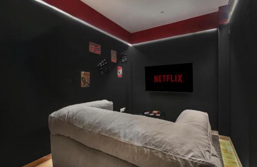 Miraflores de la Sierra Villa | Villa de lujo de piedra, Cine para niños, Barbacoa, Vistas