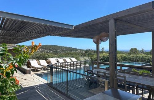 Pianotolli-Caldarello Villa | Villa de luxe surplombant la mer, piscine suspendue
