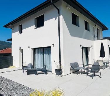 Seyssel Villa | Villa design avec jardin et espaces lumineux