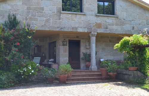 Gondomar Villa | Villa Donas in the Rias Baixas between sea and mountain with saline pool.