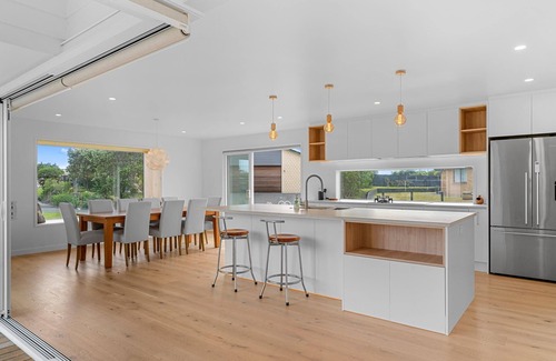 Langs Beach House | Villa Elena - Brand new, sunny, well-appointed holiday home, walking to beach