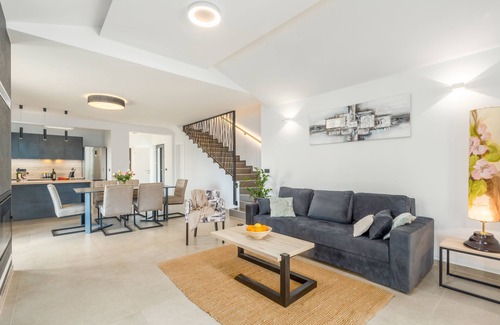 Montizana Villa | Villa for 4-6 people, pool, loungers, garden, panoramic sea view