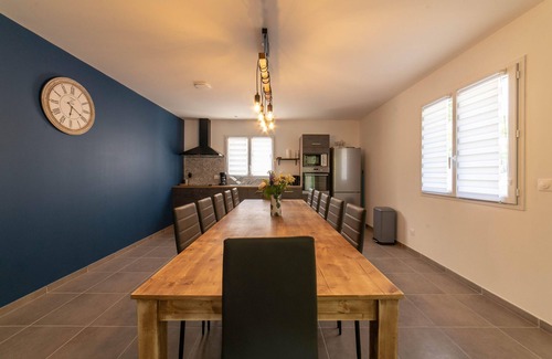 Vesseaux Villa | Villa 'Gite Les Bouches Rouges' with Mountain View, Wi-Fi and Air Conditioning