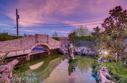 Spring Valley Villa | Villa Gordal - Enormous Villa in Las Vegas with 39 Sleeps