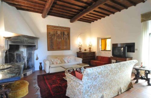 Oltrarno Villa | Villa in Private Estate,shared Pool,parking,3km to Ponte Vecchio
