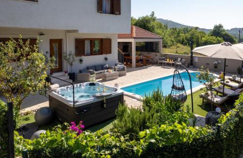 Oslje Villa | Villa Ivona with swimming pool and jacuzzi