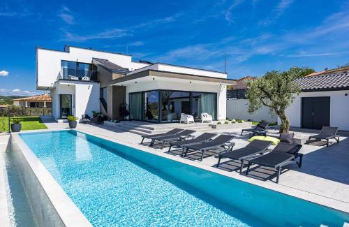 Momjan Villa | Villa Kim