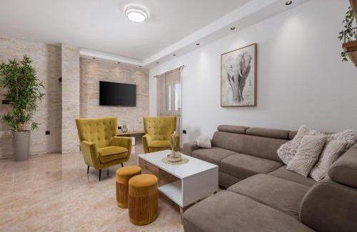 Lipa Villa | Villa Lemily - Five Bedroom with Swimming Pool