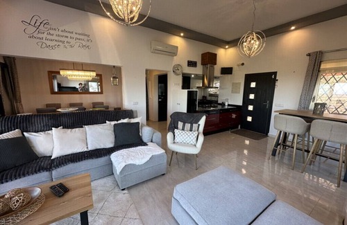 Pego Villa | Villa Madinina-wifi, 4 Schlafzimmer, Klimaanlagen, 3 Bäder, Priv. Pool, Jacuzzi