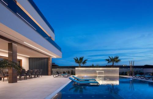 Vir House | Villa Malibu Royal
