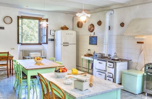 Pontremoli Villa | Villa Margaret: A splendid nineteenth-century three-story historical villa surrounded by the greenery, with Free WI-FI.