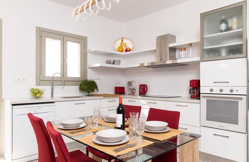 Plaka House | Villa Matina cycladic inspired home in Plaka