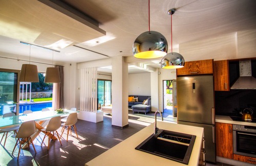 Kato Galatas Villa | Villa Meliti, 400 meters from the sandy beach of Kalamaki, 5 km from Chania town