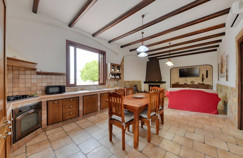 Syracuse Villa | Villa 'Parisi' with Private Pool, Wi-Fi and Air Conditioning