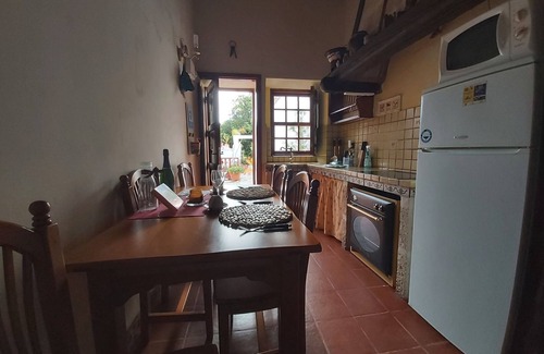 Valle de Guerra Villa | Villa-Sleeps4-Parking-Garden-Pool-NearAirport