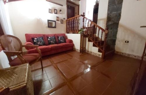 Valle de Guerra Villa | Villa-Sleeps4-Parking-Garden-Pool-NearAirport
