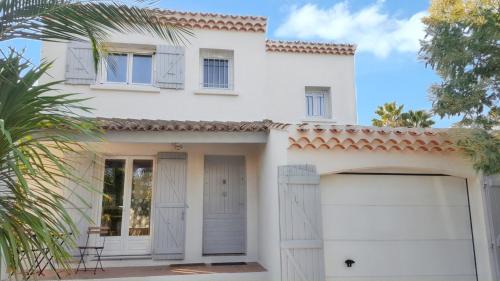 Cap d'Agde Villa | Villa spacieuse à Agde avec piscine et jardin.