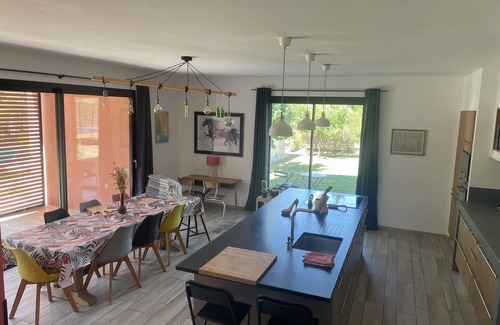 Uchaux Villa | Villa surrounded by vineyards: modernity, calm and rest