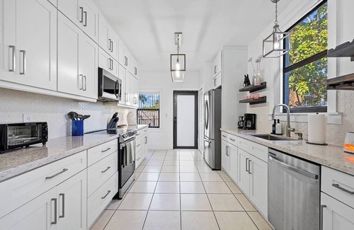 East Little Havana House | Villa Tranquillo | Calle Ocho | Pool & Hot Tub