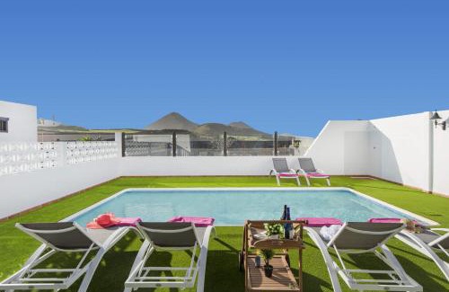 Yuco Villa | Villa Vegueta by Villa Plus