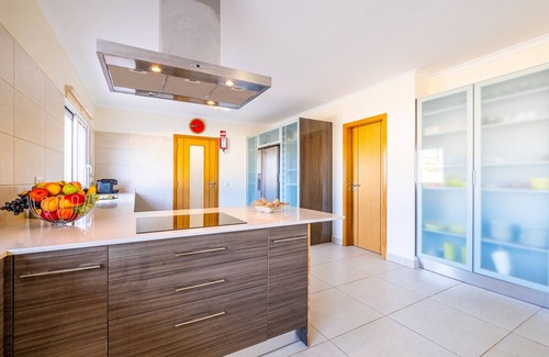 Lagoa e Carvoeiro Villa | Villa w/pool, jacuzzi, BBQ & stunning sea view