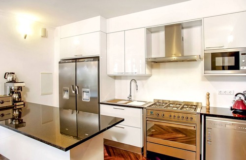 Funchal Villa | Villa with 10 bedrooms, swimming pool, jacuzzi, pool table, table tennis, sauna, gym .