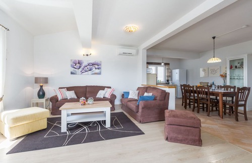 Susnjici Villa | Villa with pool, 6 persons, large garden with barbecue. Dogs are welcome!