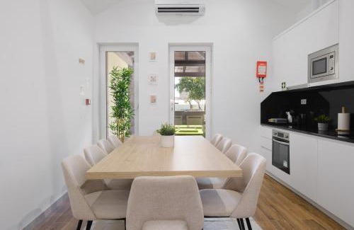 Mafamude House | Villa with Private Pool, BBQ & Patio