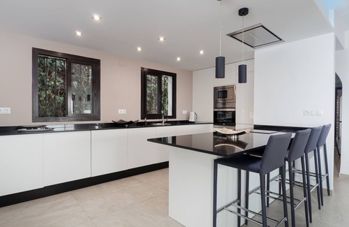 Puerto de la Duquesa Villa | Villa with sea view, easy beach access, private heated pool