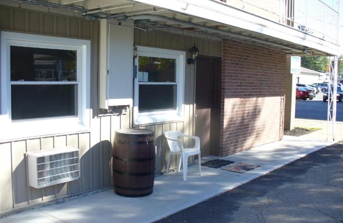 Watkins Glen Hotel | Villager Motel & Glen Manor Estate