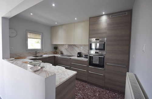 Kalyvia Thorikou Apartment | VillaVita Modern 3BR,Garden & BBQ, Walk to Beach