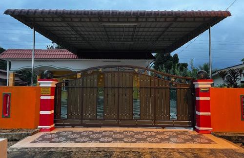 Kampong Pulau Kandis House | VINDRA HOMESTAY