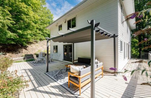 Traverse City House | Vineyard Haven AC Jacuzzi Sauna Private En Suite