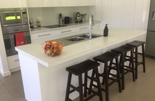 Spring Farm House | Vineyard views, large deck, Pet friendly, WiFi, Netflix, Pool, Firepit, Aircon