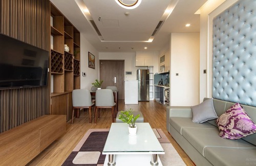 Ngoc Khanh Apartment | Vinhomes Metropolis 3 Bedroom Apartment with City View
