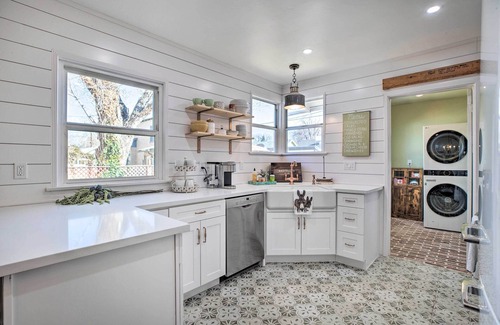 Bishop Cottage | Vintage Bishop House in Downtown w/Porch Swing!