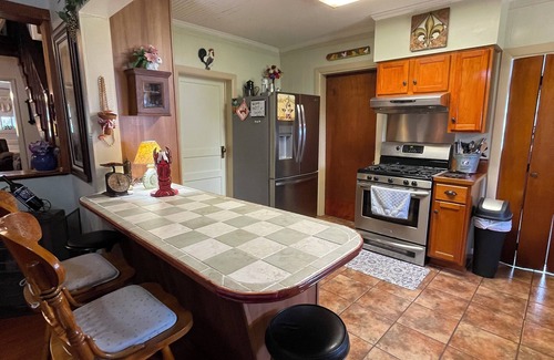 Houma House | Vintage Home and Spacious Grounds - "mini-fest" area - 3 night Min. -