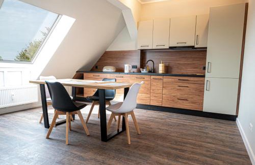 Schwedt/Oder Apartment | VIP ApB 63qm 3 Zi Dachgeschoss Klimaanlage große Wohnküche großes Bad 2 WCs 3 Betten 1 Schlafsofa