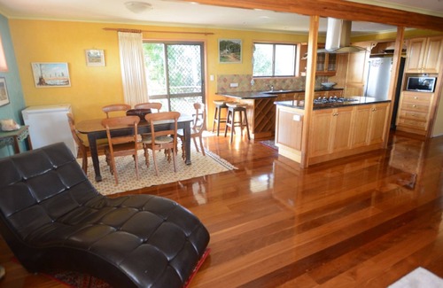 Dunwich Apartment | Vista Deanbilla –walk to beaches,shops,galleries