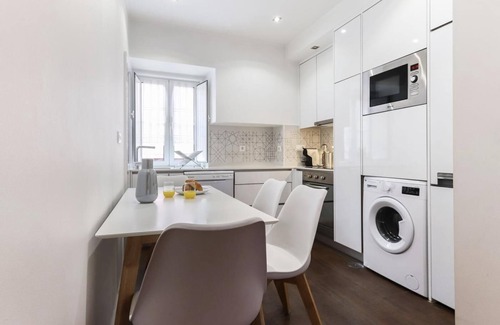 Santa Isabel Apartment | Vita Portucale | Campo Ourique Design w/Balcony