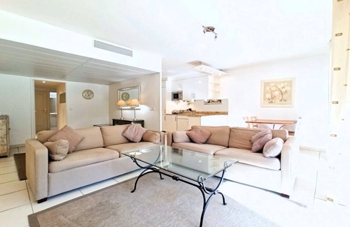 Cannes City Centre Apartment | Viva Riviera 2 Bedrooms with 2 terraces and swimming pool