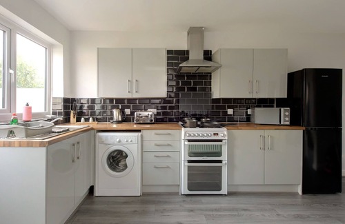 Huyton House | Voguish 3BR Home in Huyton