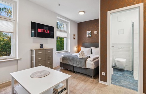 Eichwalde Apartment | Vorstadtoase für 3 - Queensize-Bett, Schlafcouch, Parkplatz & Netflix - Nähe BER