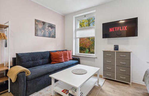 Eichwalde Apartment | Vorstadtoase für 3 - Queensize-Bett, Schlafcouch, Parkplatz & Netflix - Nähe BER