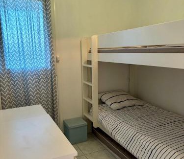 Le Grand Travers Apartment | Vue mer, terrasse,clim, wifi, parking, piscine