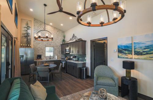 Timberline House | VVCR - Cabin 6 (1-Bed, Modern, Luxury w. Hot Tub)