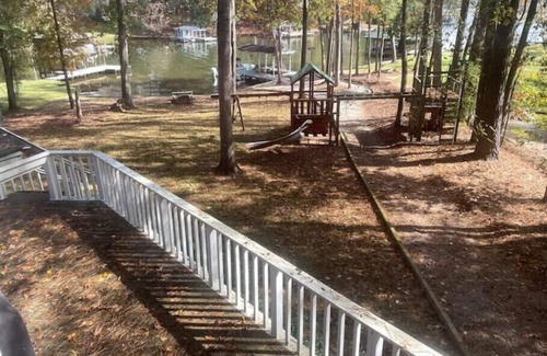 Milledgeville House | Wacky Zackys' Lakehouse ResortnMultiple Family waterfront Home w/boat docknn