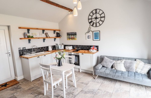 Sandilands Cottage | WAGTAIL COTTAGE, pet friendly, with a garden in Sutton-On-Sea
