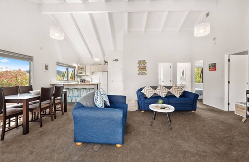 Waitahanui House | Waitahanui Lake House - Lake Taupo Holiday Home
