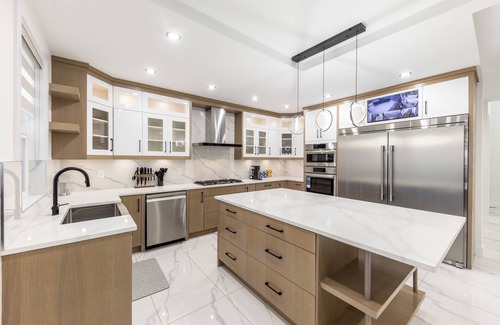 Bear Mountain Resort House | “Wake up to endless horizons—where ocean waves meet city lights.”